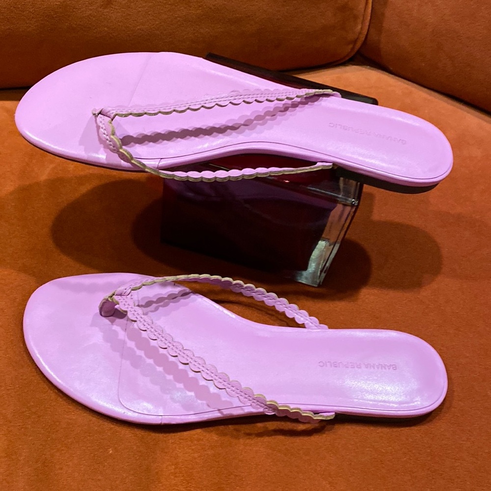 EUC Banana Republic leather flip flops size 9